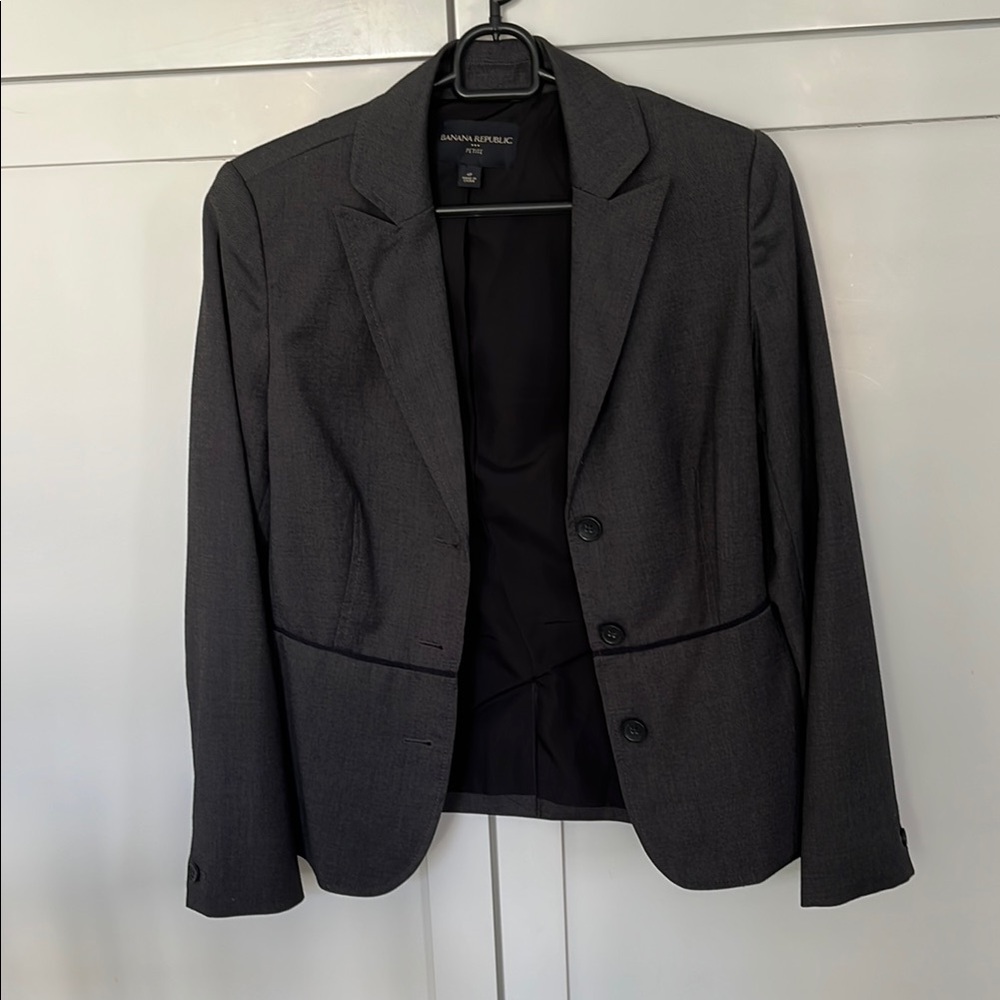 💐PetiteBanana Republic dark gray suit- Sport Coat with Notched Lapel, and pants.